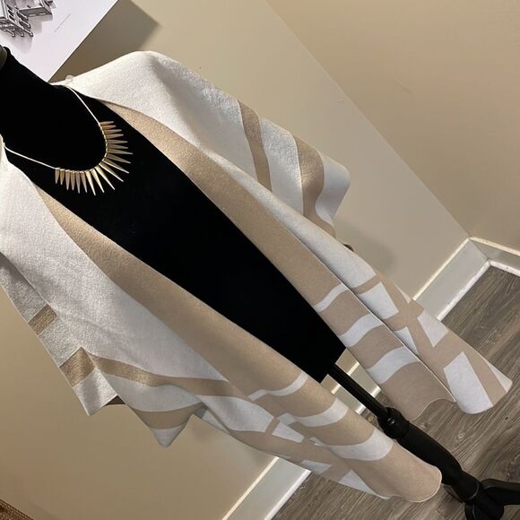 🎉 HP 🎉 Liz Claiborne Wrap in Beige Cream Poncho - Picture 5 of 12